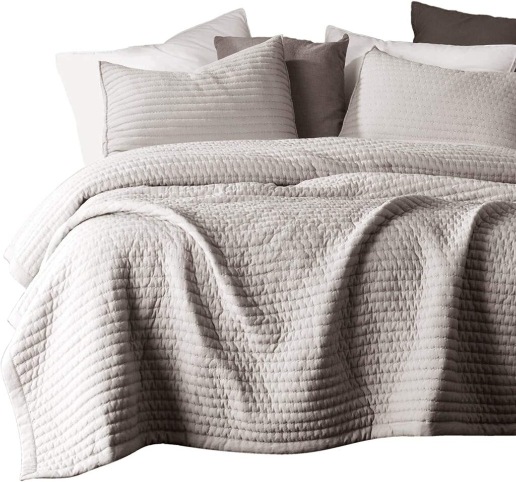 Luxury Bedding Sets for Every Season: Transforming Your Bedroom Year-Round